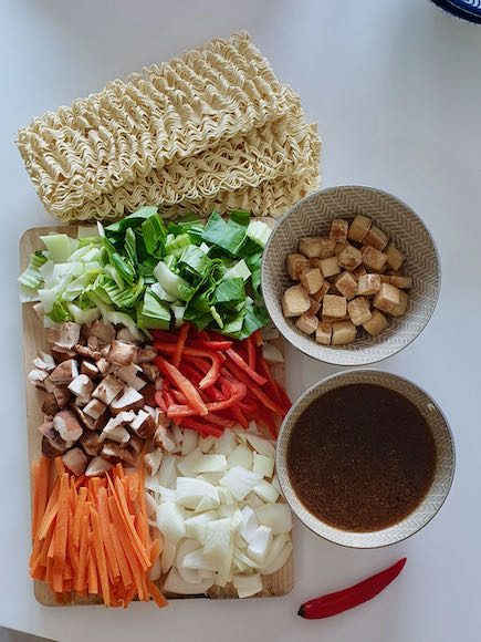 Chop suey de verduras con fideos chinos